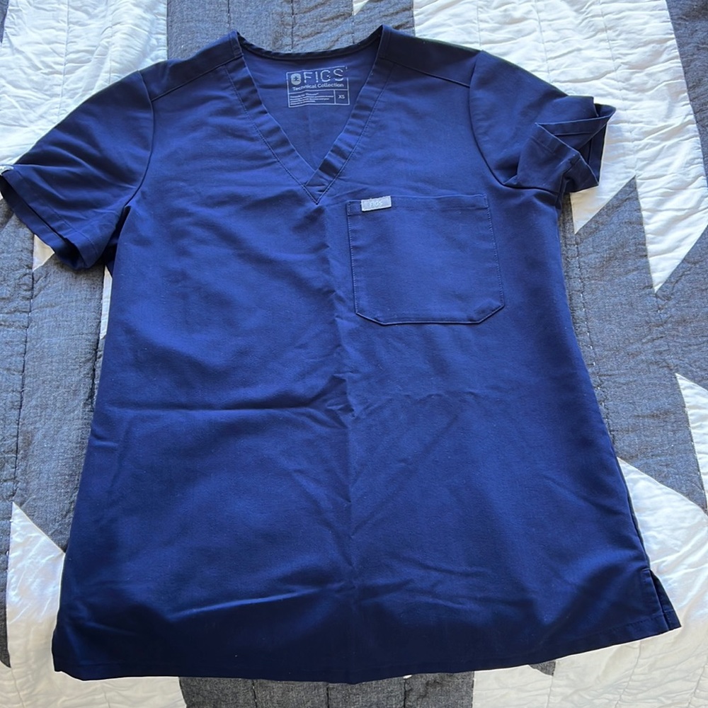 Figs scrub top